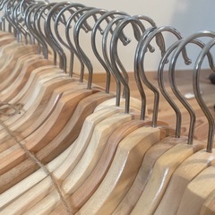 IKEA 木製ハンガー　80本の画像