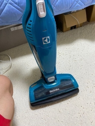 青いコードレスの掃除機です