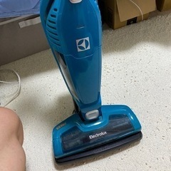 青いコードレスの掃除機です