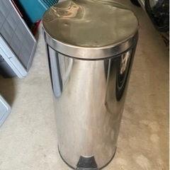 【交渉中】ゴミ箱　ステンレス製　ペダル式