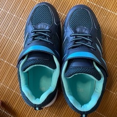 美品23センチEEスニーカーの画像