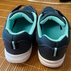 美品23センチEEスニーカーの画像