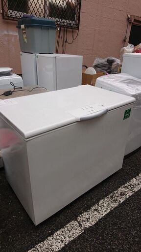 大容量 300L 大型冷凍庫 家庭用 ノンフロンフリーザー Electrolux◆幅1050㎜×奥行665㎜×高さ876㎜★買取帝国 朝霞店