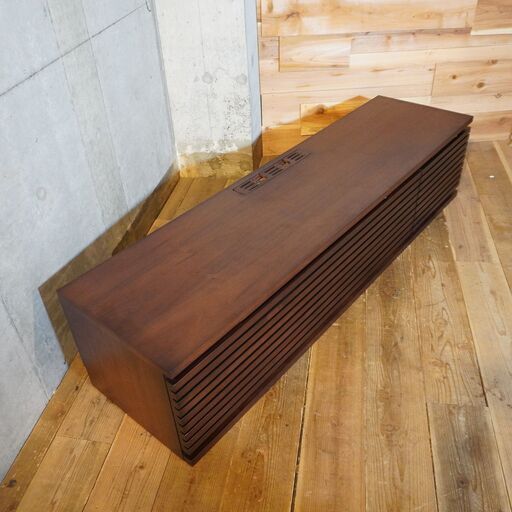 IDC OTSUKA(大塚家具)のリヴァー ウォールナット材テレビボードです。落ち着いた色合いとルーバー状の前扉が魅力の収納力もあるT