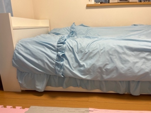 シングルベッドとマットレス、布団カバー付き