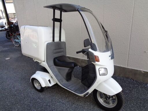 NO.4438　キャノピー ４サイクルエンジン　フューエルインジェクション車　三輪ビジネススクーター　屋根付き　ボックス付き　ホワイト　☆彡