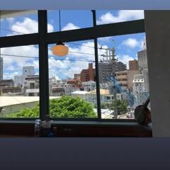 おしゃれなカフェ&バーのスタッフの画像