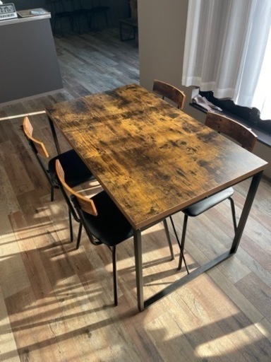 テーブル、チェアー×4脚