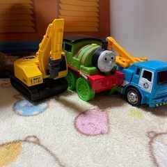 車のおもちゃとパーシー