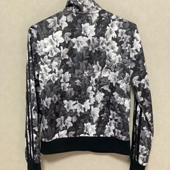 adidasneoアウターの画像