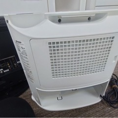 シャープ　加湿セラミックファンヒーター　2011年　水垢あり　中古の画像