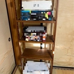 茶色い棚の画像