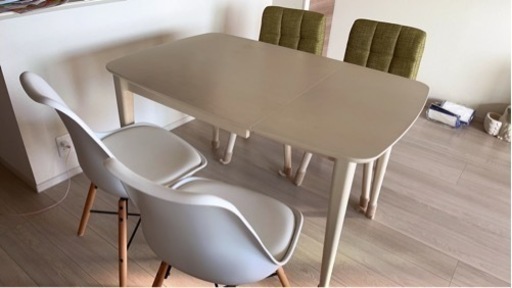 ダイニングテーブル　4脚セット　線のところで折れます