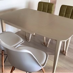 ダイニングテーブル　4脚セット　線のところで折れます