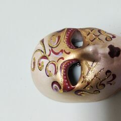 海外からの贈り物特集✨⑫　伊で超有名なお面の置物の画像