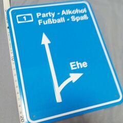 海外からの贈り物特集✨㉗　ドイツで購入した道路標識型の飾りの画像