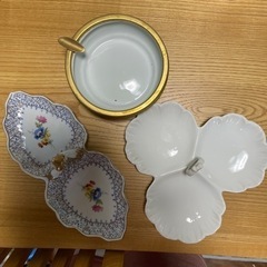 陶器のお皿と、灰皿です。