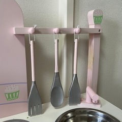 ピンク　木製　おままごとキッチン　野菜やケーキ付きの画像