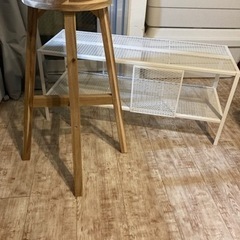 IKEAのテレビ台、バースツール、トレイ2枚、無印のアルミハンガ...