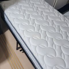 シングルベッドとマットレスの画像
