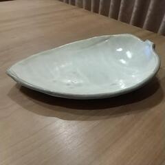 葉っぱの形のお皿 2枚の画像