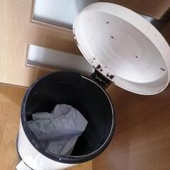 ペダル式ゴミ箱の画像