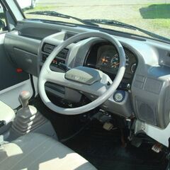 ご成約有難う御座いました。サンバートラック　切替式４ＷＤ　５ＭＴ　走行距離 ７５７１０ｋｍ　　　 サビ少なく室内綺麗。エンジン・ミッション調子良し　程度良好おすすめ車輌の画像