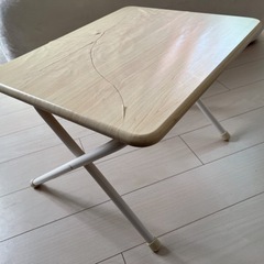 折りたたみテーブルの画像