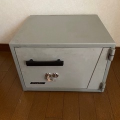 金庫　鍵穴2つ