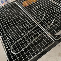 バーベキューセット。プレート、網、トング、炭2袋の画像
