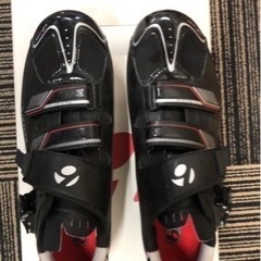 トレック　マドン5.2のノーマルペダル、ヘルメット、ロードバイクシューズの画像