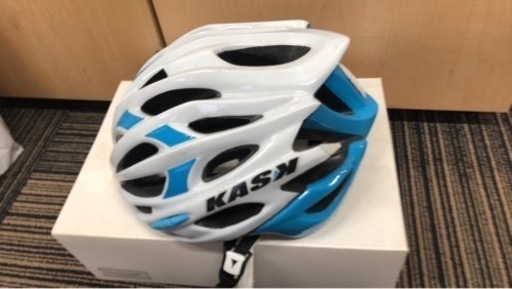 トレック　マドン5.2のノーマルペダル、ヘルメット、ロードバイクシューズ