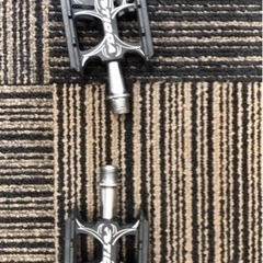 トレック　マドン5.2のノーマルペダル、ヘルメット、ロードバイクシューズの画像