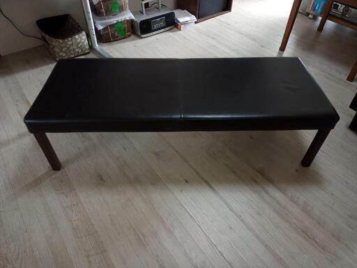 黒いレザーのベンチシート