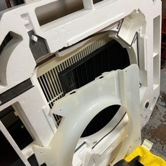 業務用天井埋込エアコン分解洗浄　24時間対応の画像