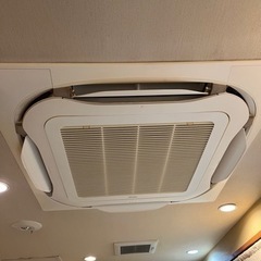 業務用天井埋込エアコン分解洗浄　24時間対応の画像