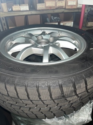 スタットレスタイヤ付きプリウスアルファ純正ホイール