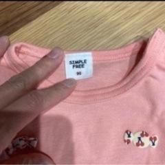 ピンクのノースリーブTシャツの画像
