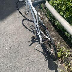 リサイクルショップどりーむ鹿大前店 No４０３　エコNo１４６６６X　自転車　クロスバイク　GIANT　ジャイアント　世界的人気メーカーです♪　エスケープR3　白　28インチ　ギア前後切替付きの画像