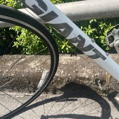 リサイクルショップどりーむ鹿大前店 No４０３　エコNo１４６６６X　自転車　クロスバイク　GIANT　ジャイアント　世界的人気メーカーです♪　エスケープR3　白　28インチ　ギア前後切替付きの画像