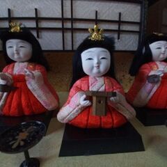 ガラスケース入り、木目込ひな人形の画像