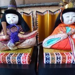 ガラスケース入り、木目込ひな人形の画像