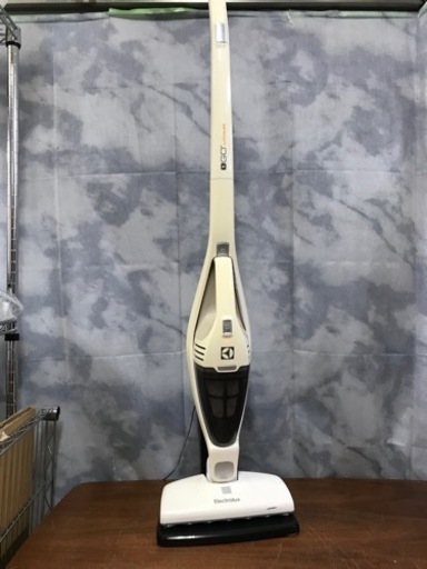 取引場所 南観音 V2209-407 ★値下げ★Electrolux 充電式掃除機 年式他不明【日やけ、使用汚れ】