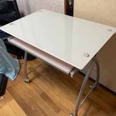 ガラス製パソコンデスクの画像