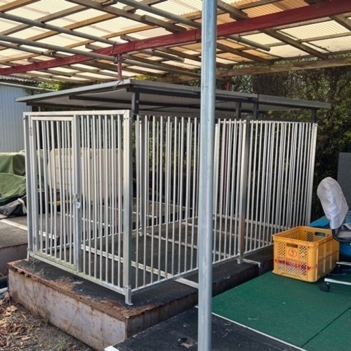 鍵付きの大きな犬小屋