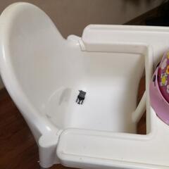 お取引が決まりました。  【差し上げます】IKEA  テーブル付きハイチェア 安全ベルト付き および子供用ヘルメットの画像