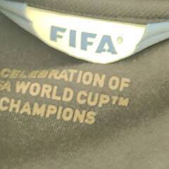 【値下げ。3500→3000円】FIFA　ジャージ上下セット　Ｌゴールドライン入りサイズの画像