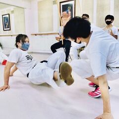 【カポエラ】大人も子供も美しくしなやかな身体へ。当てない格闘技？...