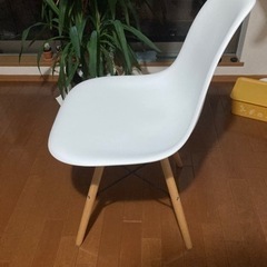 引っ越しの為25日まで　イームズチェア シェルチェア ウッドベース 椅子 イス ダイニングチェア  木脚 の画像