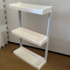 キッチンなどに使えるプラ製の小ぶりの棚